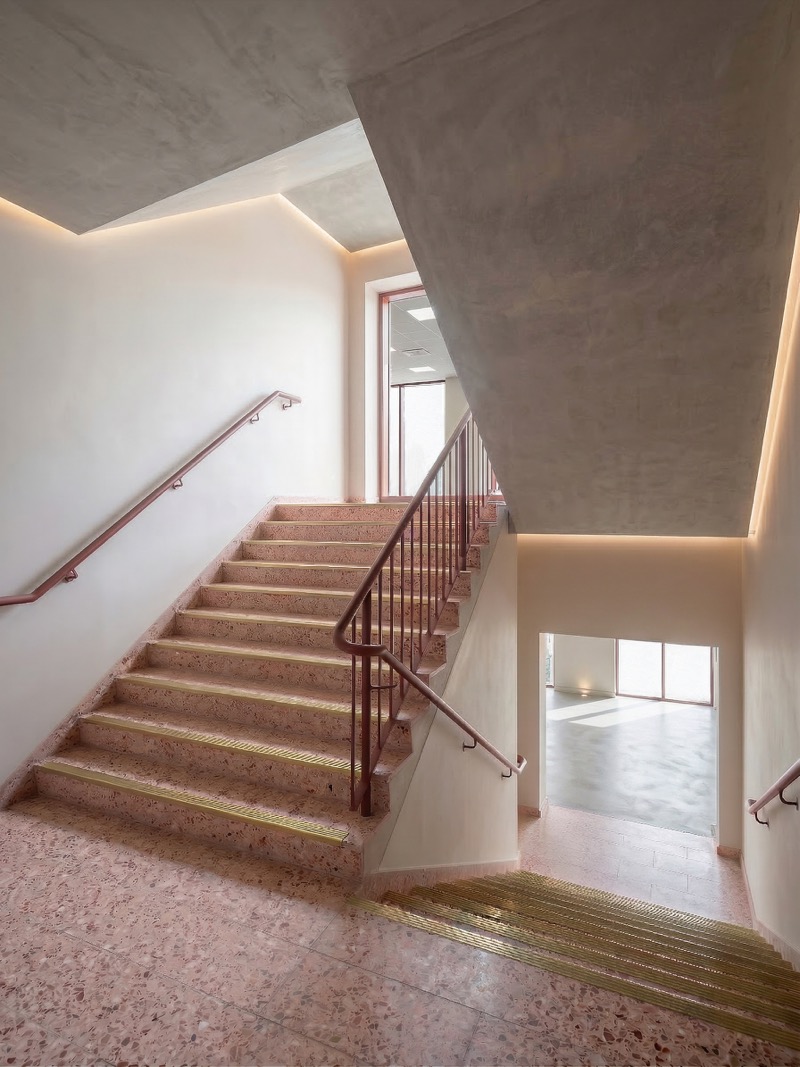 Multi level staircase connecting floors